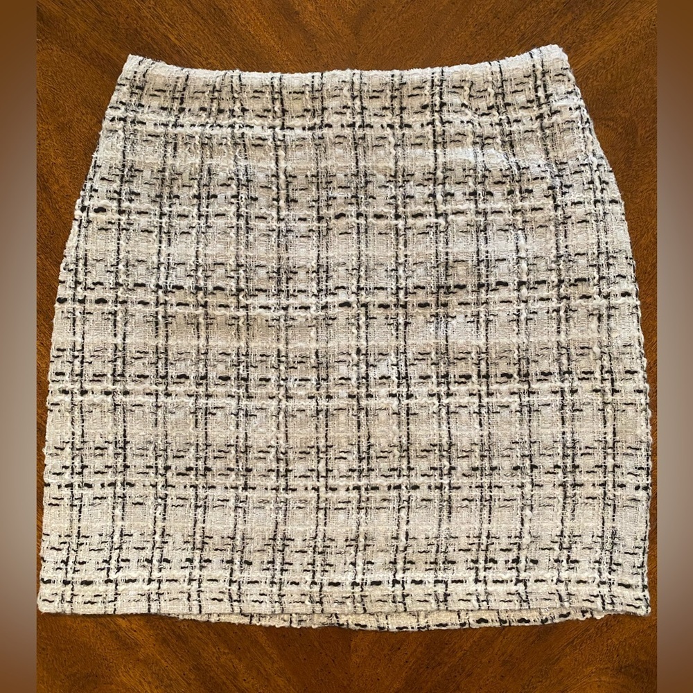 *NEW* Beautiful Black And White Studio Skirt
